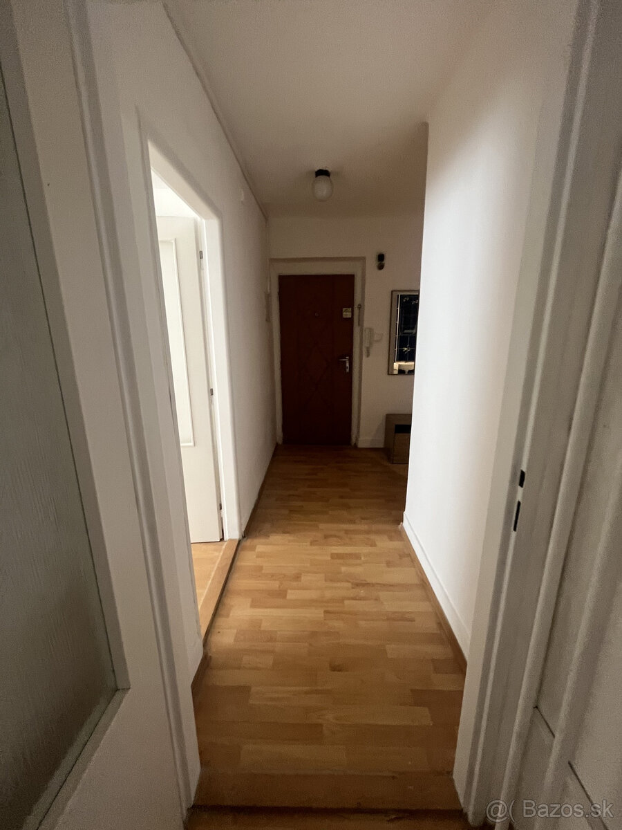 Prenájom priestranného 2-izbového bytu na Krátkej ulici v Hu - 5