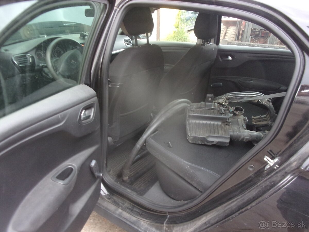 PEUGEOT 301 2014 1,2Í - 5