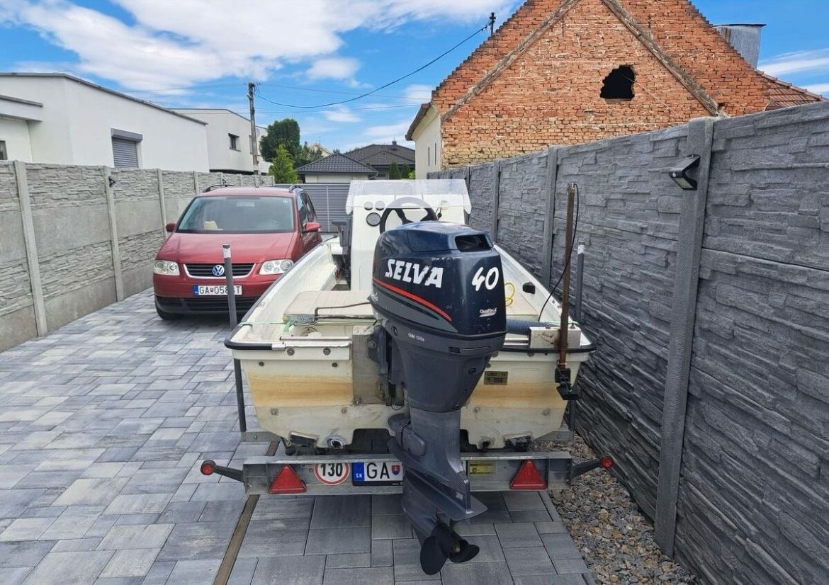 Motorový čln s prívesným vozíkom - 5