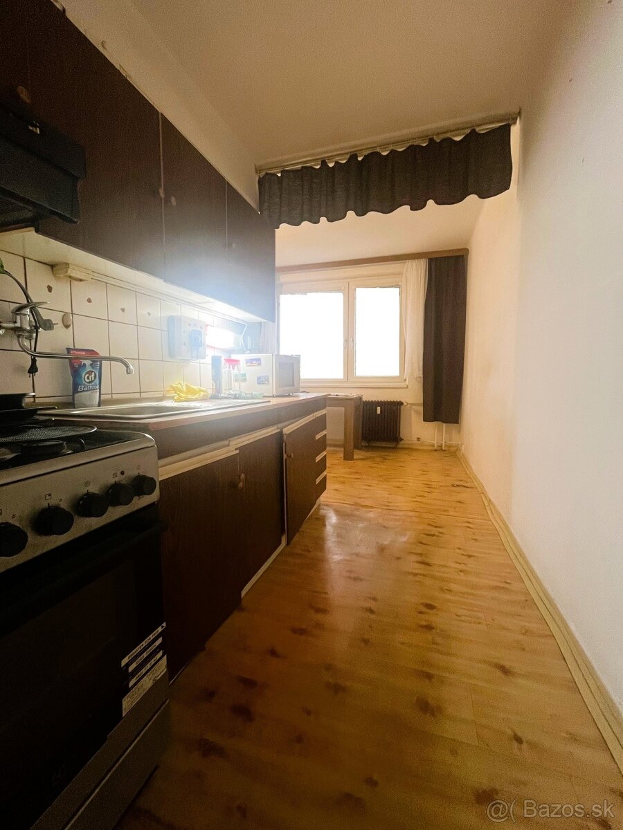 Priestranný,slnečný 3 izb. byt s balkónom,Kpt.Nálepku,Levice - 5