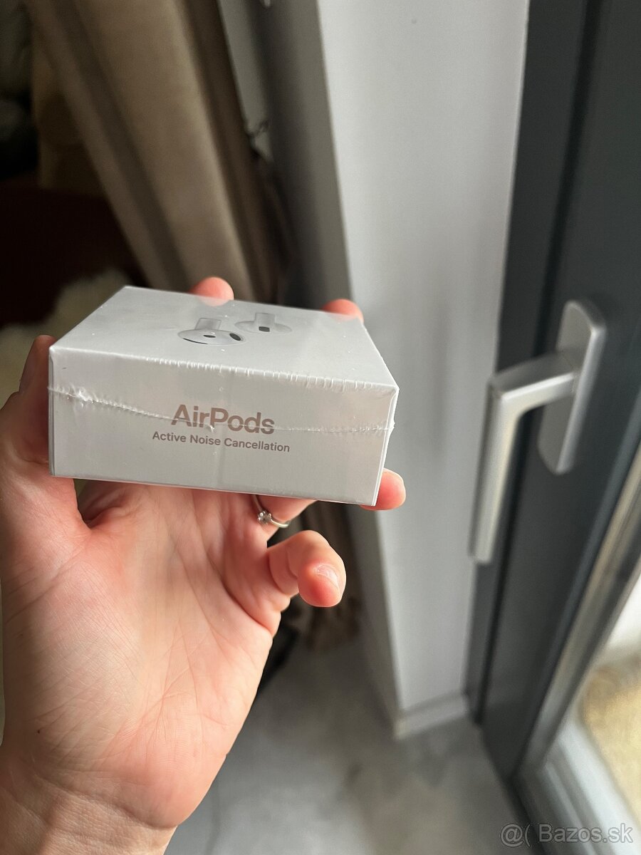 Apple airpods 4 - 5
