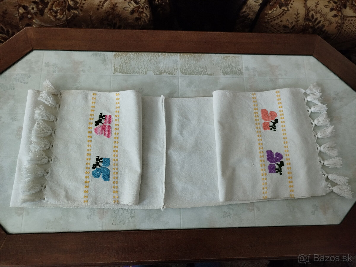 Vyšívané obrusy, závesy a zástera - 5