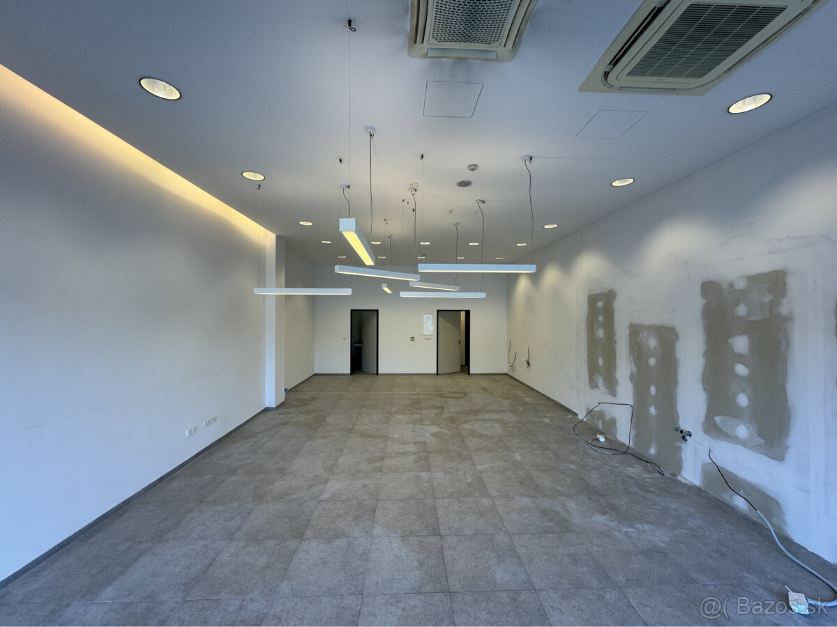 Prenájom prízemného obchodného priestoru 82 m² vo frekventov - 5