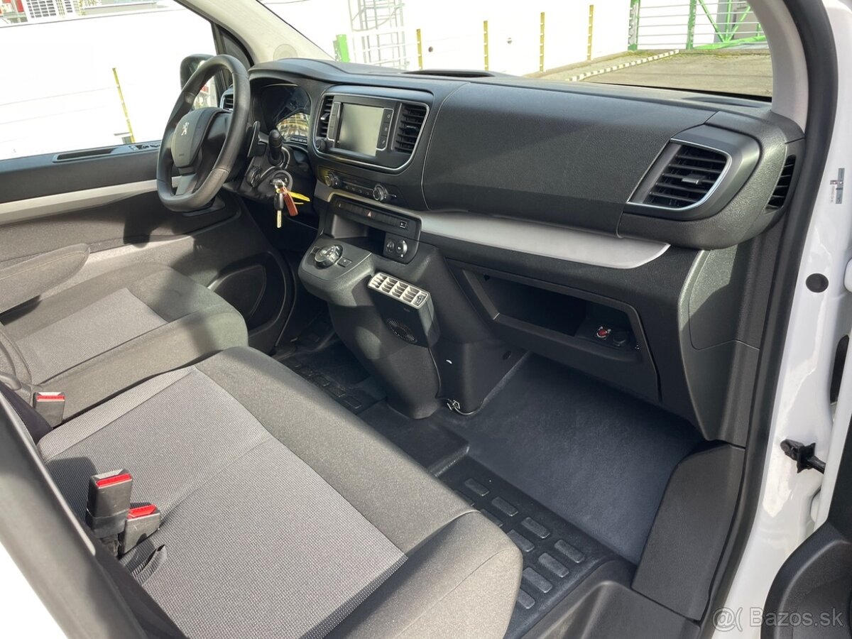 Prenajom 9-miestneho mikrobusu Peugeot Traveller automat - 5