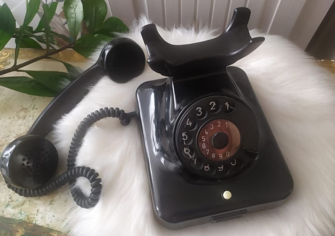 Starý bakelitový telefon - 5