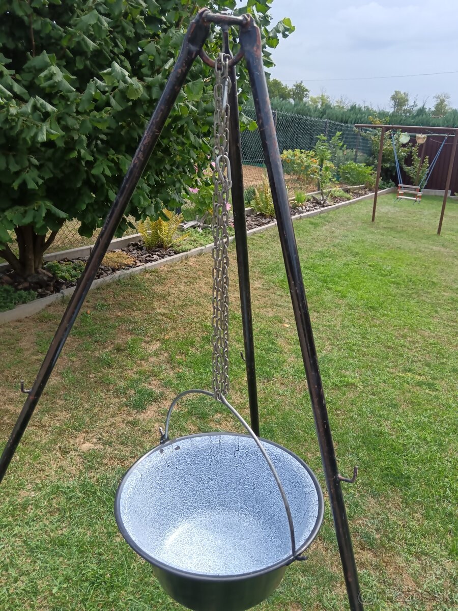 Predám kotlík na guláš + trojnožku, pílka na ytong, krompáče - 5
