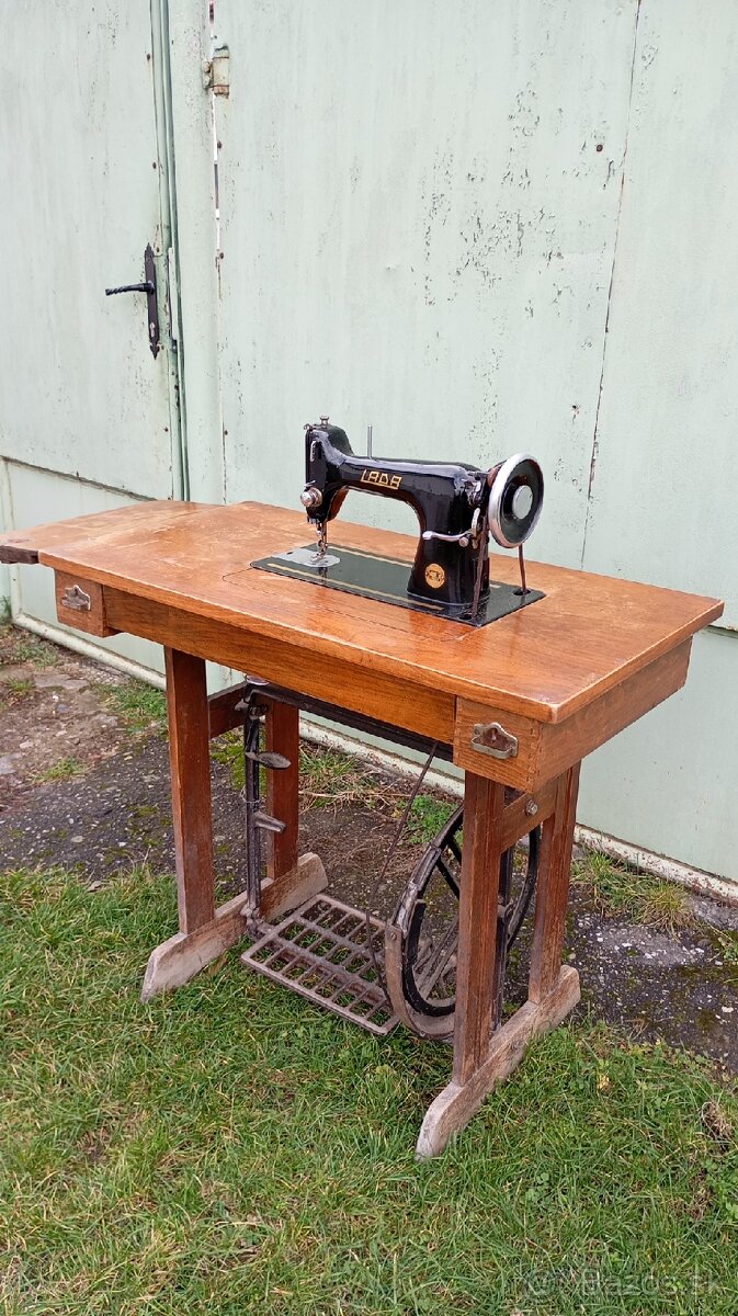 starý šijaci stroj LADA - 5