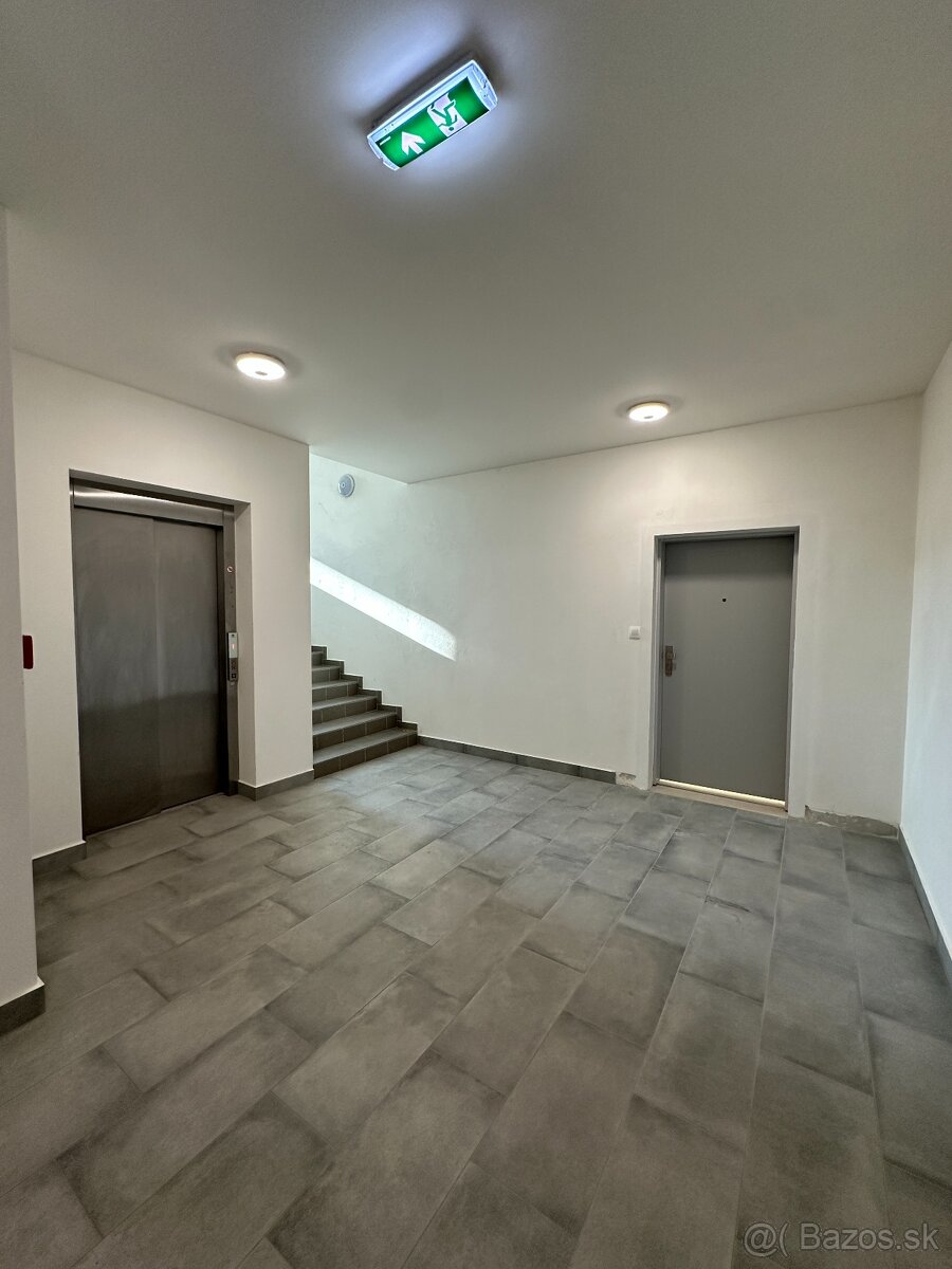 Unikátny dizajnový 1-izbový byt s terasou v centre Trenčína - 5