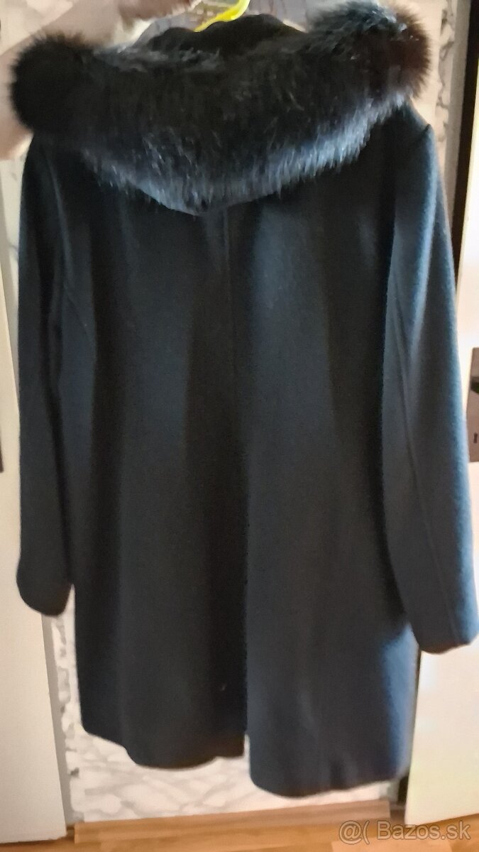 Elegantny cierny kabat s pravou kozusinov a panske kabaty - 5