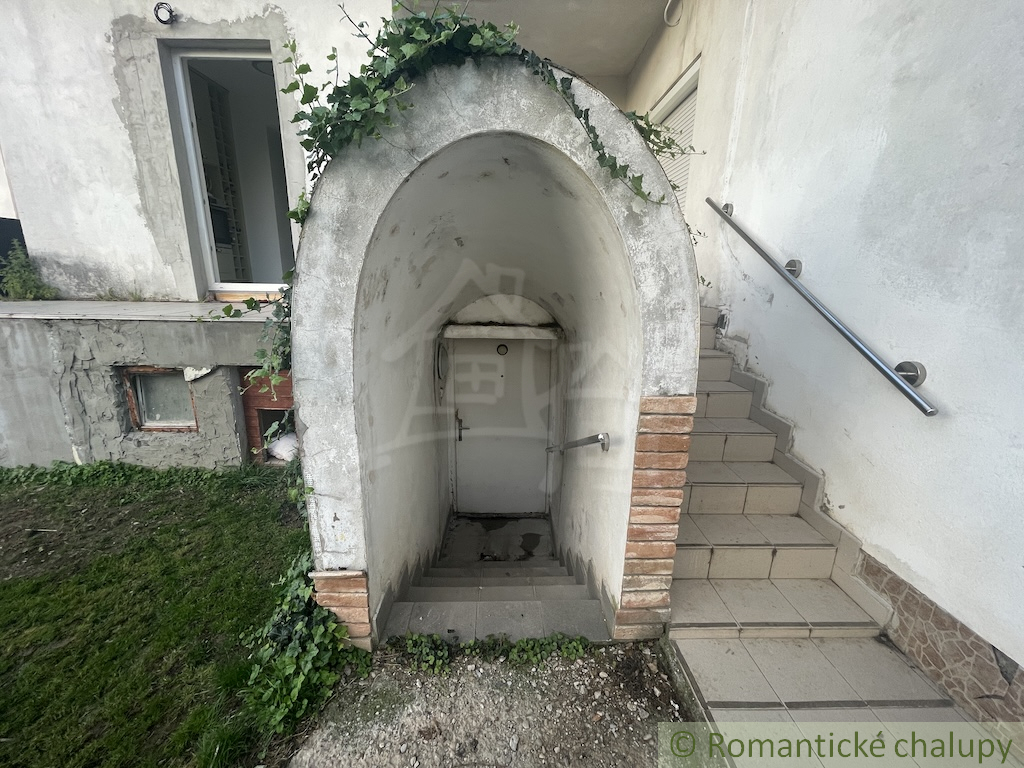 Znížená cena Priestranný rodinný dom vhodný aj na podnika - 5