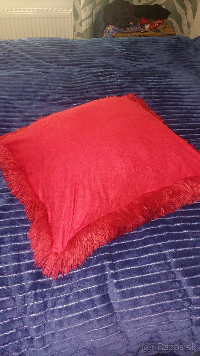 Červený chlpatý vankus - 5