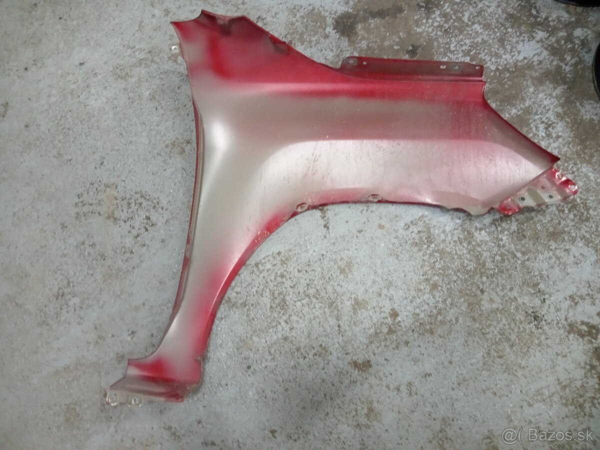 Predám ľavý predný blatník Toyota Hilux r.v. 2021.