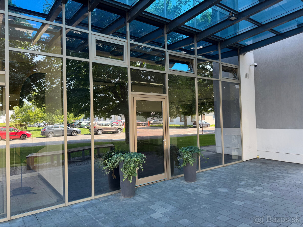 Prenájom prízemného obchodného priestoru 99 m² vo frekventov - 5