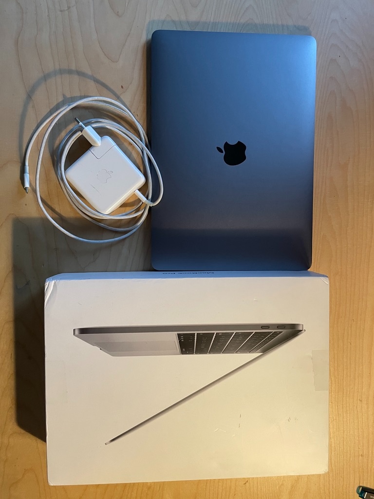 MacBook Pro 2017, 13", 256gb, 8gRAM poškodený Display - 5
