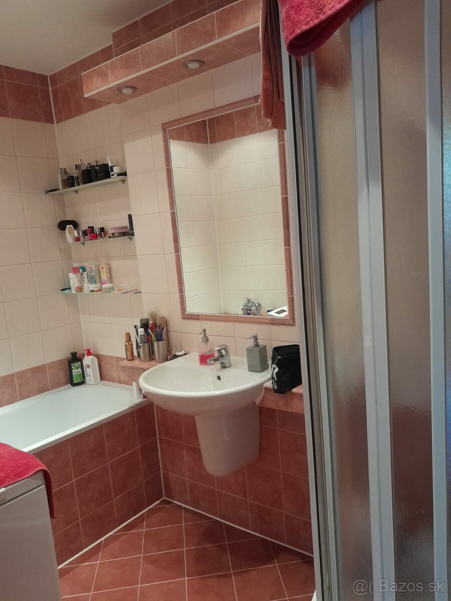 Nepriechodná izba na prenájom v 4-i. byte - 5