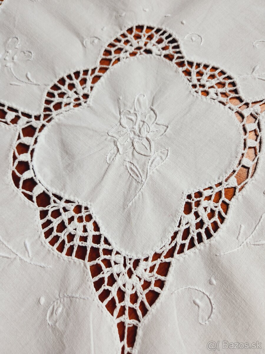 Krásny biely obrus zdobený háčkovanými vsadmi a jemnou bielo - 5