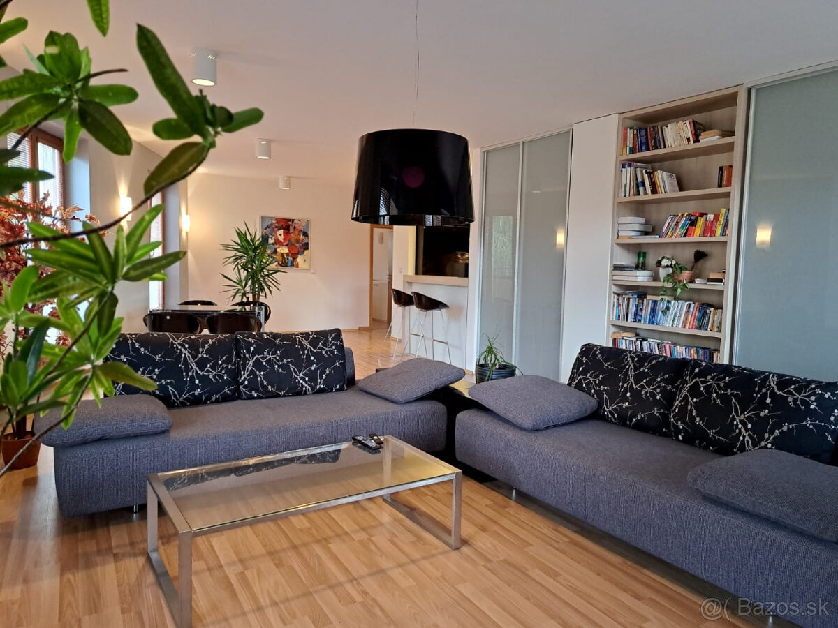 Na krátkodobý prenájom priestranný 2-izbový byt v centre PP - 5