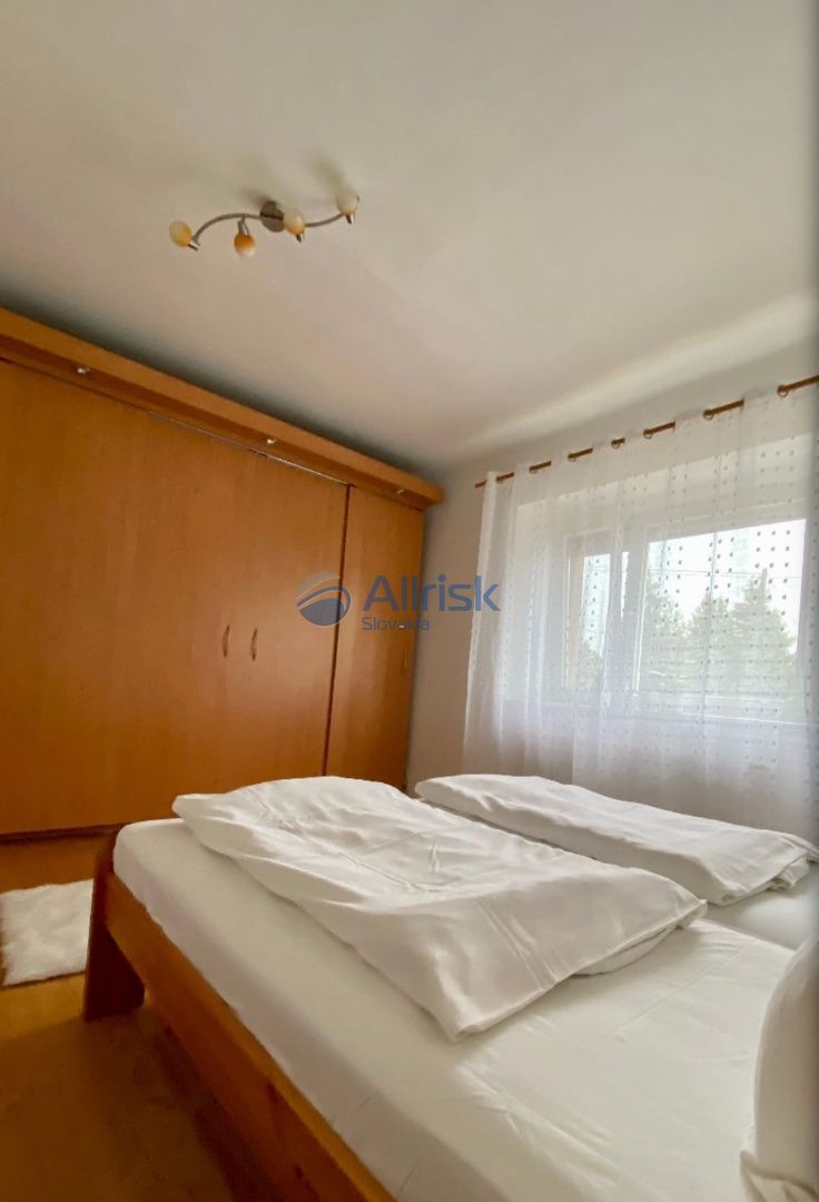 Dom v Nesvadoch s elegantným krbom na predaj - 5