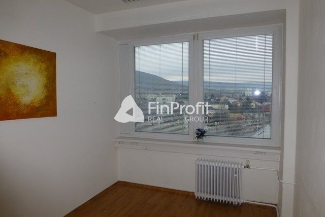 Kancelária s parkovacím miestom zdarma na prenájom - 15,6 m2 - 5