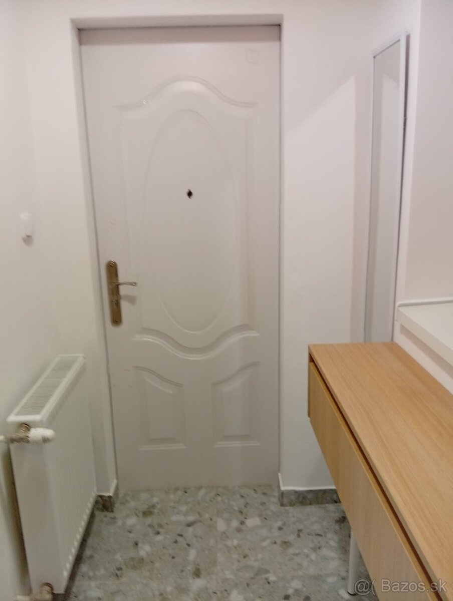 PRENAJMEM ZREKONŠTRUOVANÚ GARSÓNKU V KE-FURČA - 5