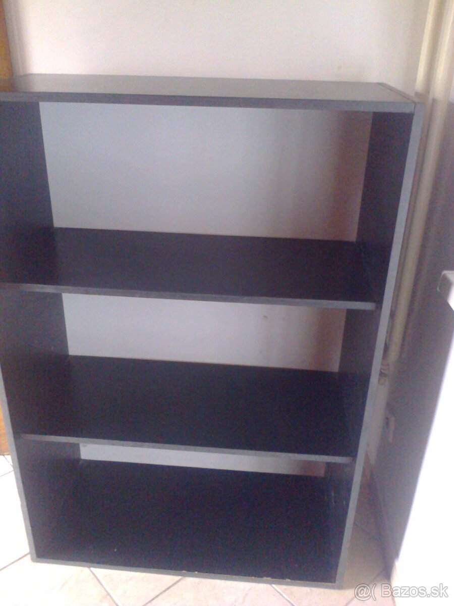 Dvere z masívu TV Philips, lampy, regál, stoličky. - 5