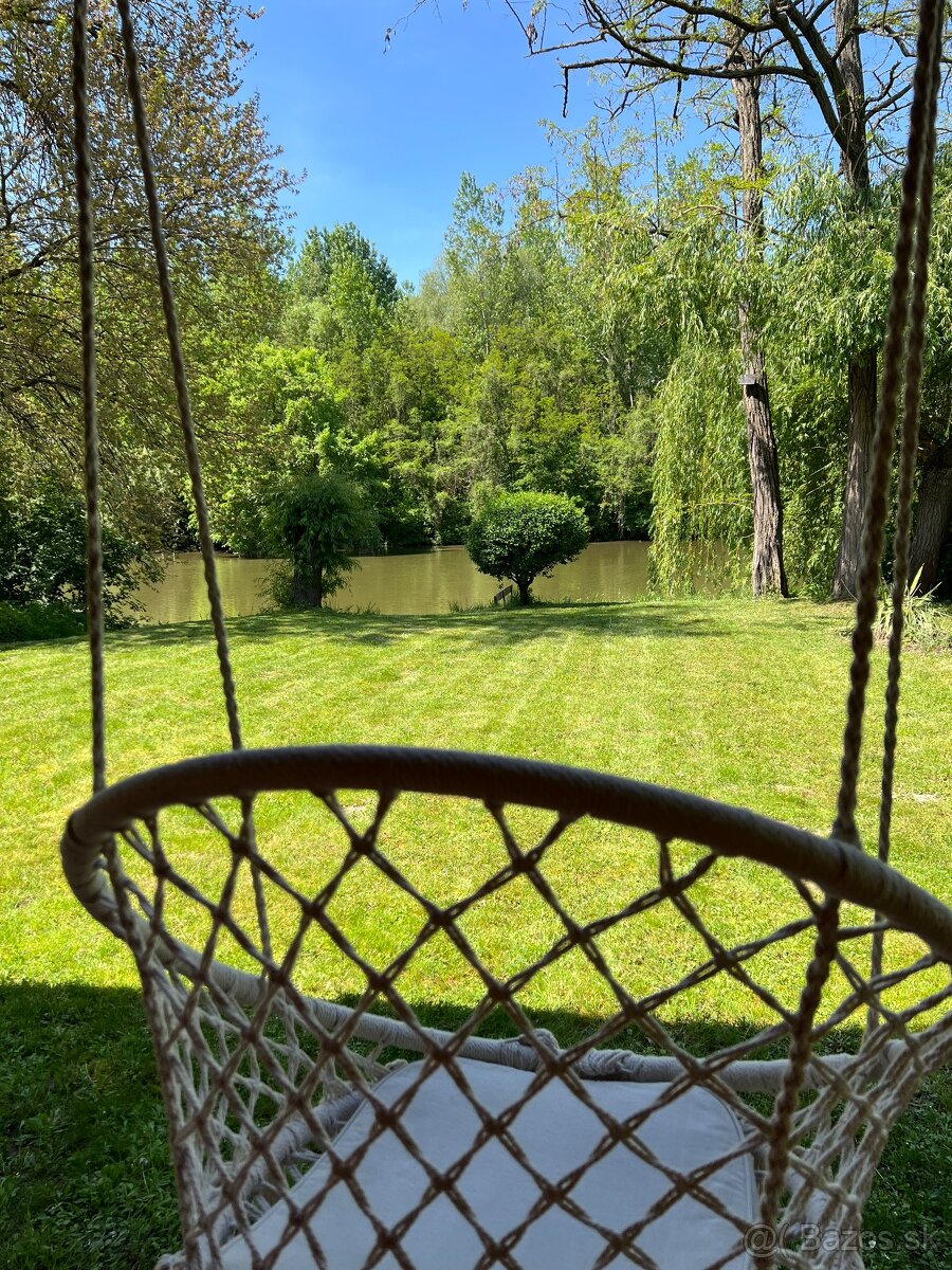 Pozemok s chatou a mólom priamo na brehu Malého Dunaja - 5