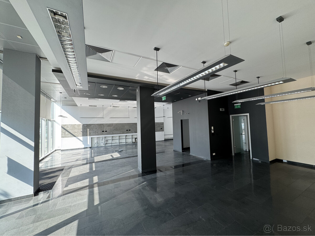 Prenájom prízemného obchodného priestoru 138 m² vo výbornej - 5