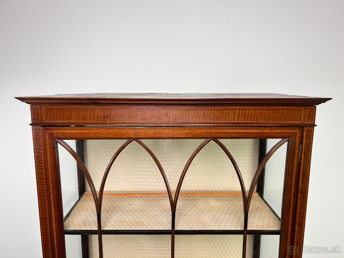 Elegantná štíhla vitrínka - 5