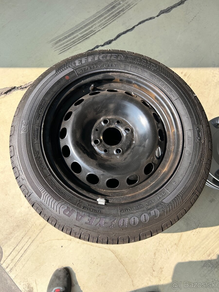 Predám preumatiky s diskami na Fiat 500 + puklice - 5