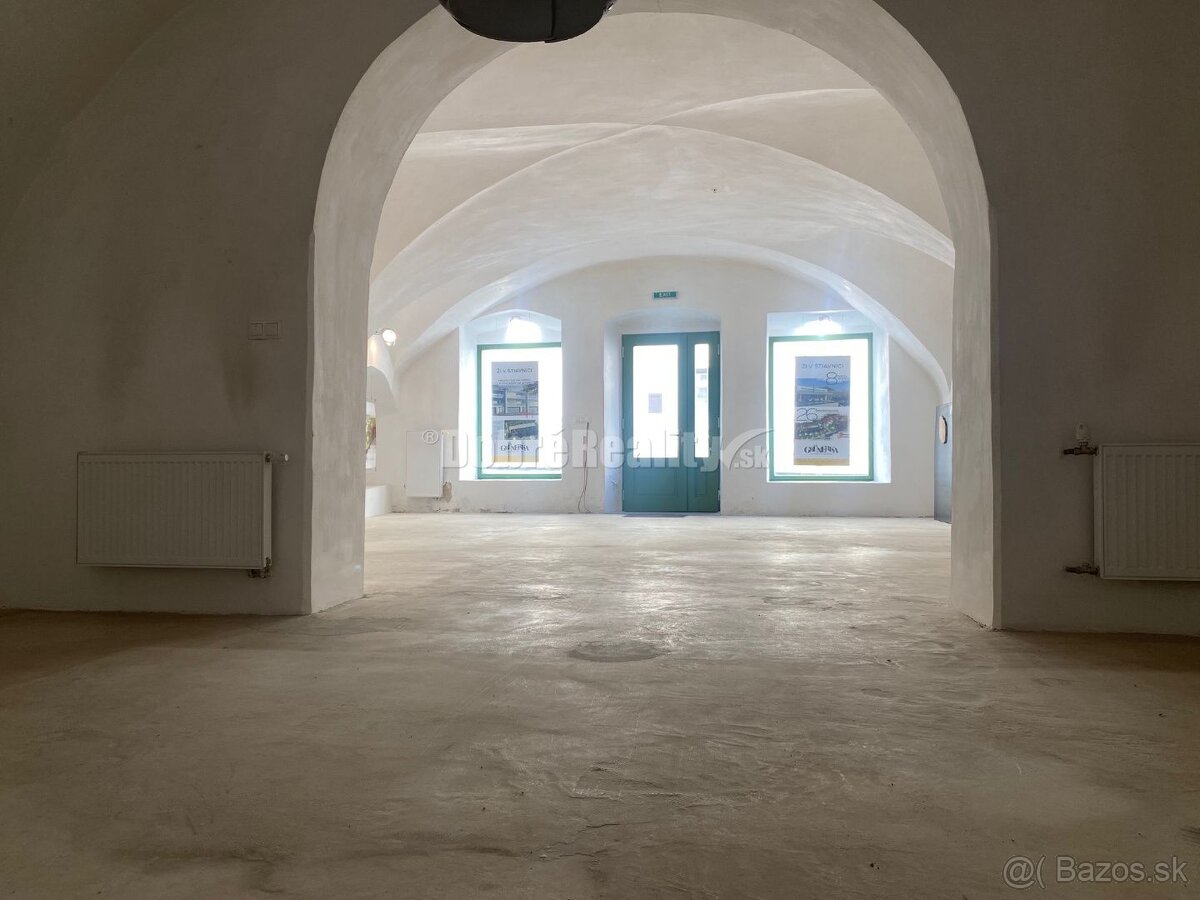 Na prenájom obchodný priestor v historickom centre mesta Ban - 5