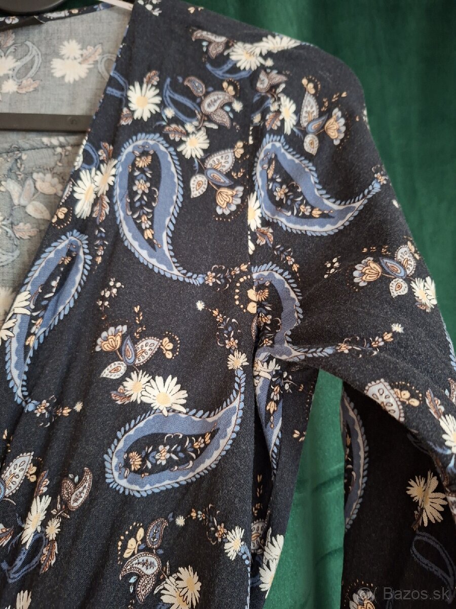 Tmavo modré vzorované šaty. - 5