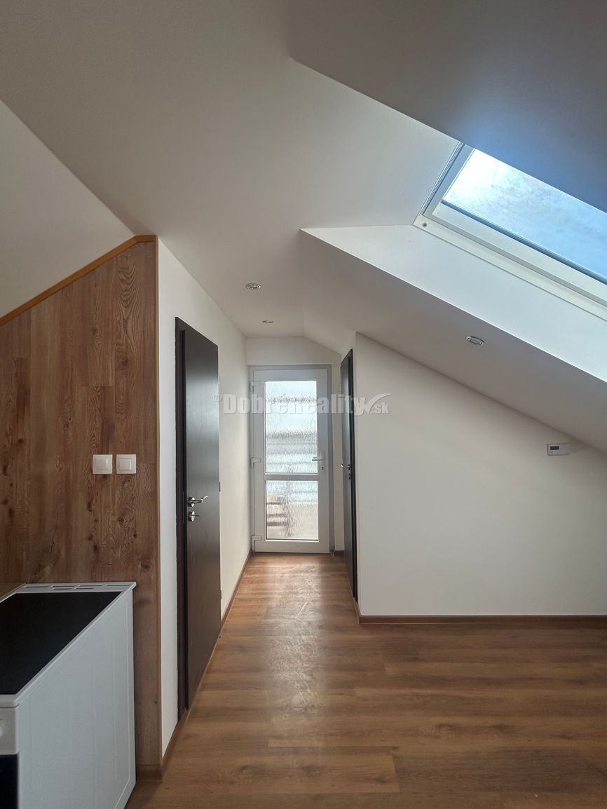 Prenájom podkrovného 1izb bytu pri Gymnáziu - 5