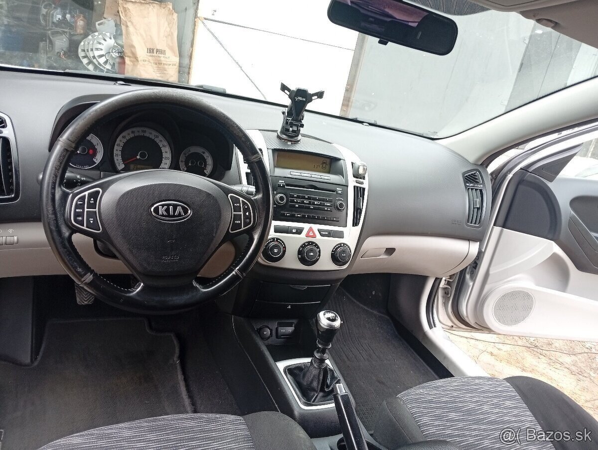 Rozpredám Kia cee'd 1.4 16V 2008 - 5