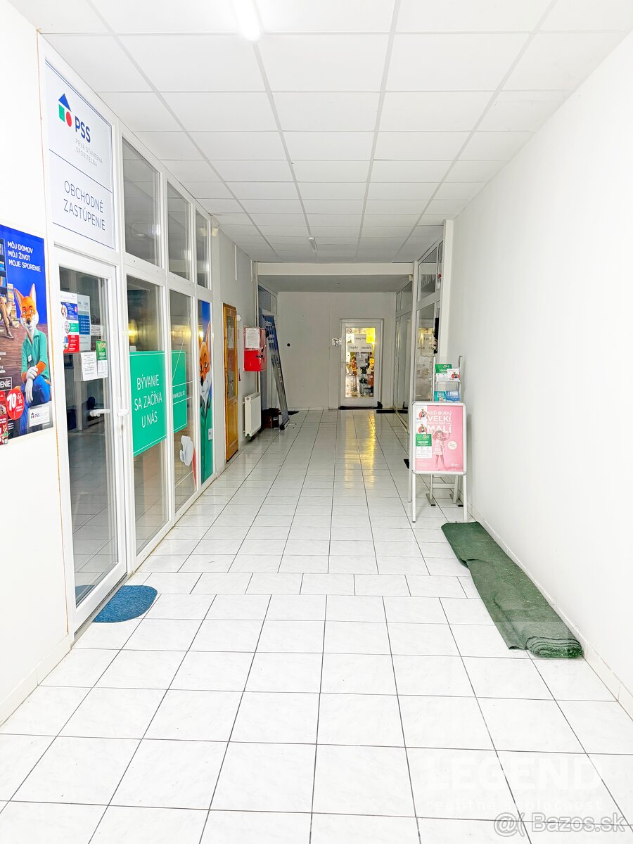 Prenájom obch. priestoru na námestí v NMnV - 30m2, výklad - 5