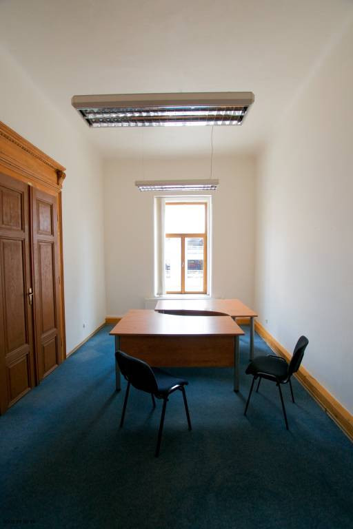Reprezentatívne priestory s výmerou : 180 m2 – v centre mest - 5