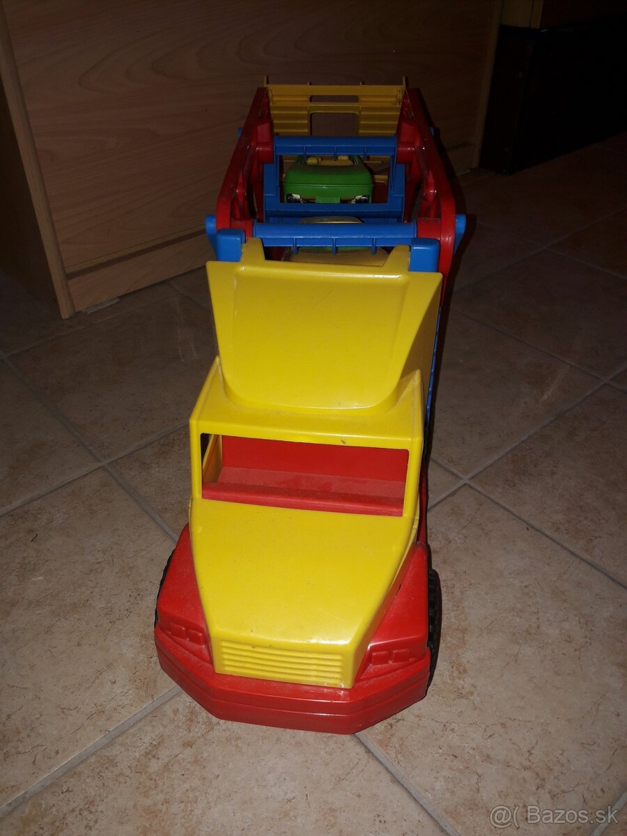 Veľký autoťahač s dvomi autíčkami. - 5