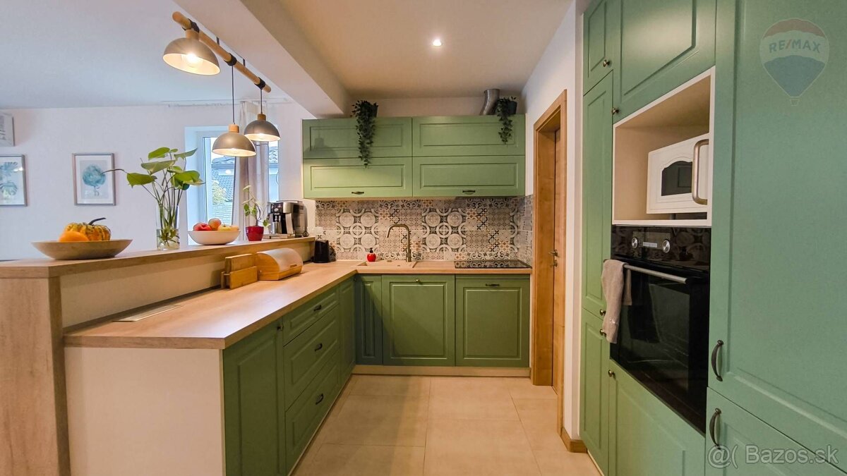 NA PREDAJ: 4-izbový rodinný dom s terasou a bazénom, Most pr - 5