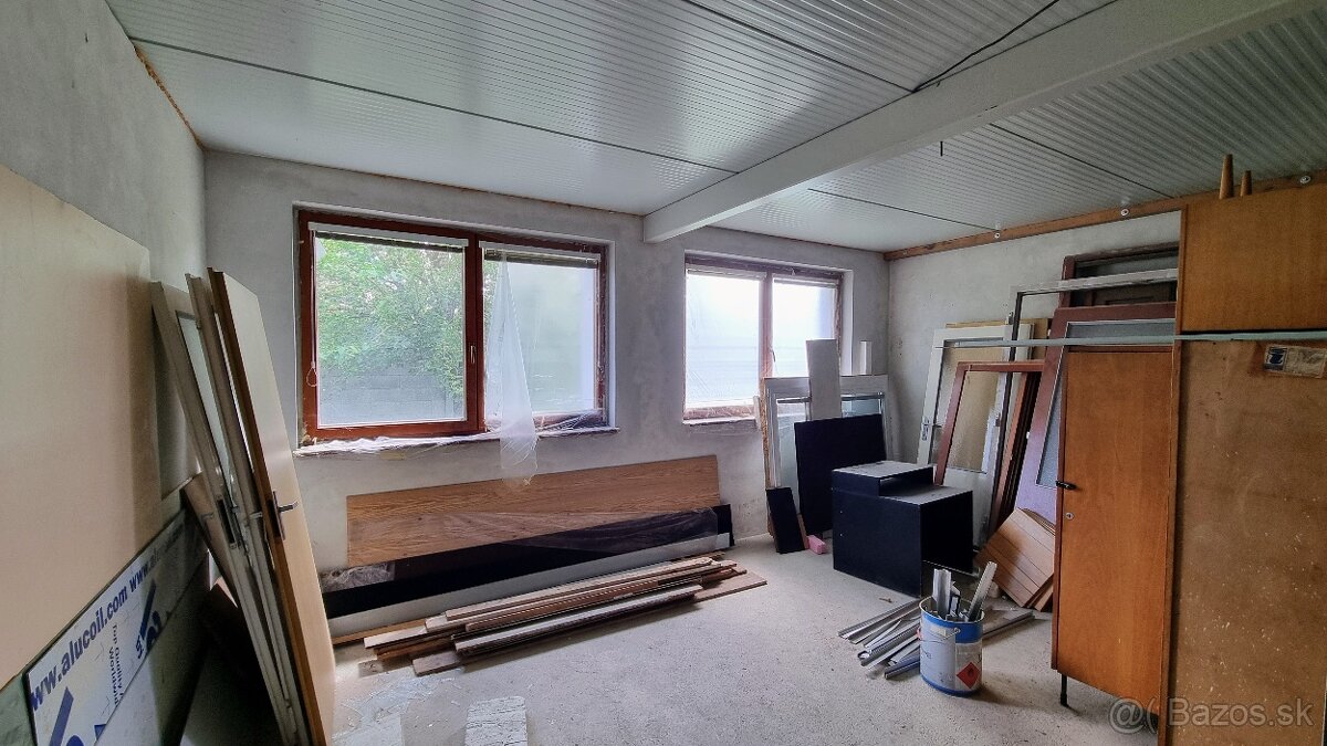 Výrobno - skladový areál Bošany, pozemok 5000 m2, žeriav - 5