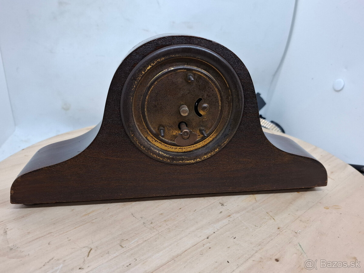 Predám funkčné minikomodové hodiny z 20tych rokov Intarzovan - 5