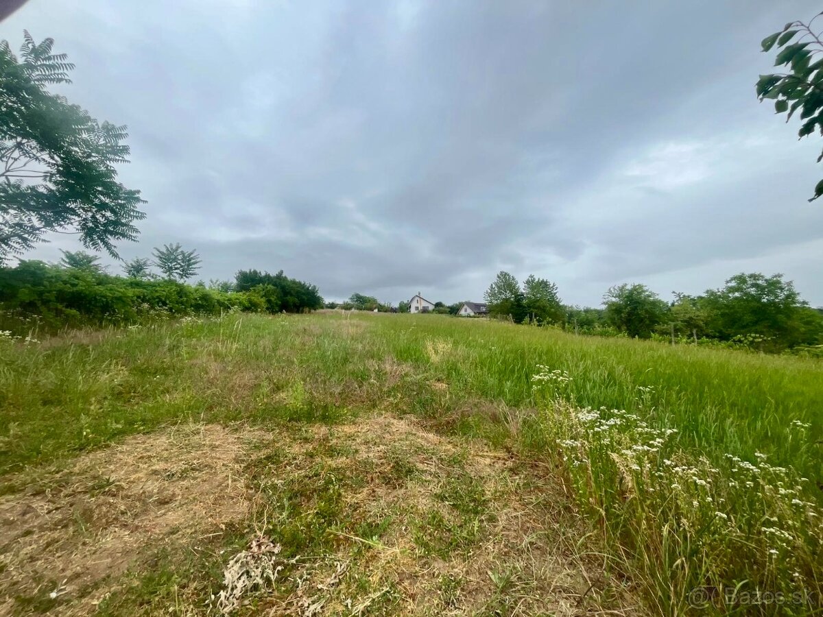 🌄 Idylický pozemok s panoramatickým výhľadom na Levice — vý - 5