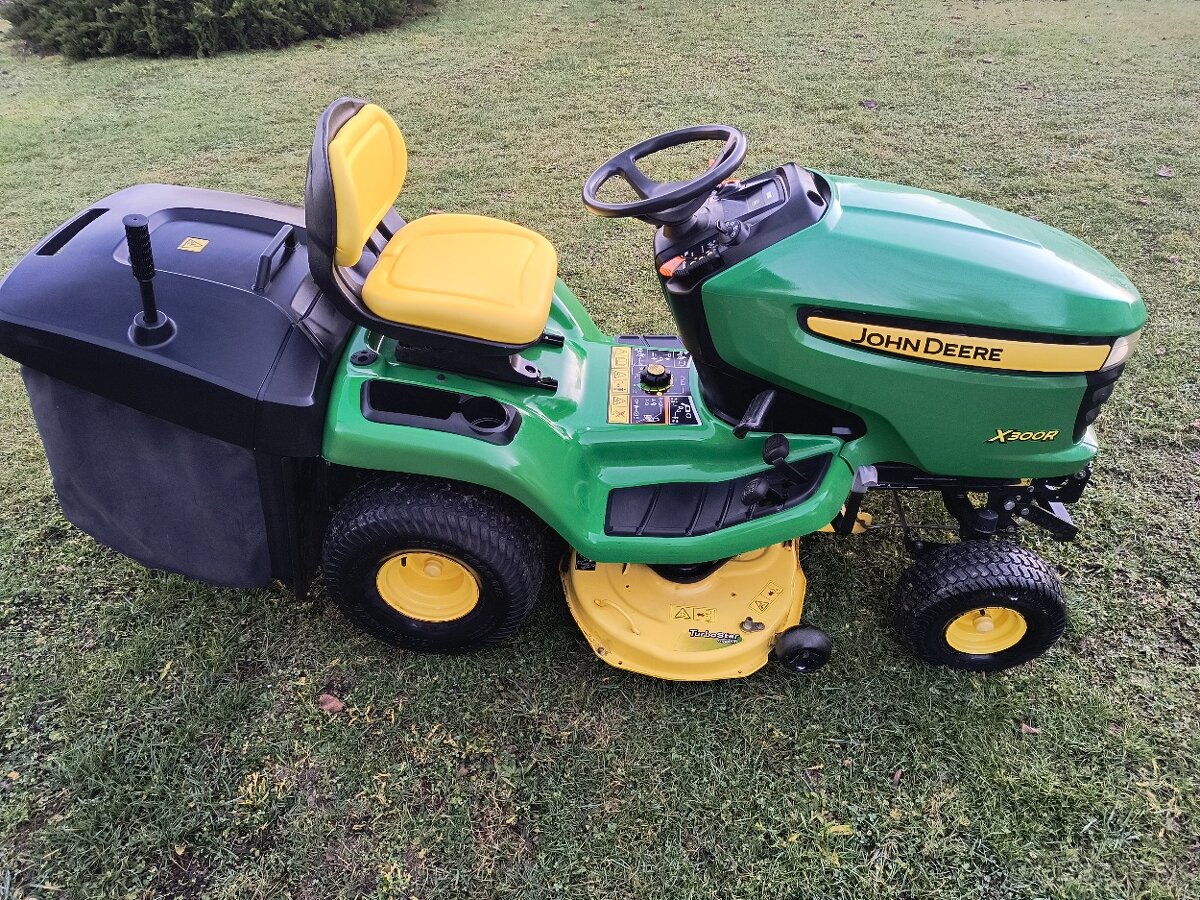 Zahradní traktor John Deere X300R - 5