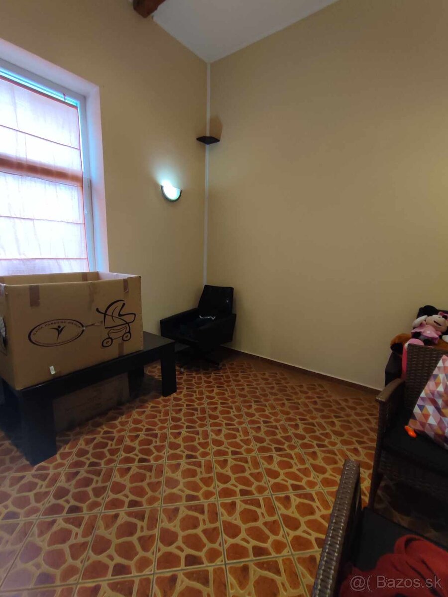 Ponúkam na predaj rodinný dom Levice, centrum. - 5