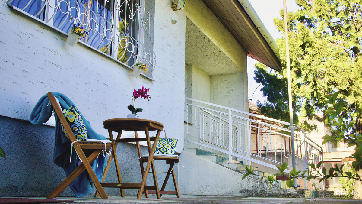 Veľký RD: 6 izieb, 2 kuchyne, 2 kúpelne, pivnica, garáž, 100 - 5