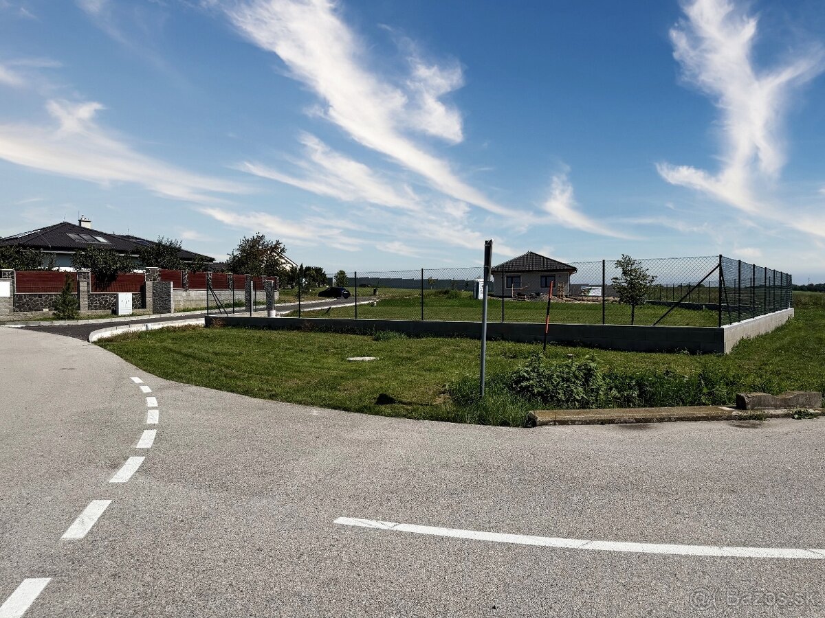 Slnečný stavebný pozemok o výmere 633 m2, Blatné - 5