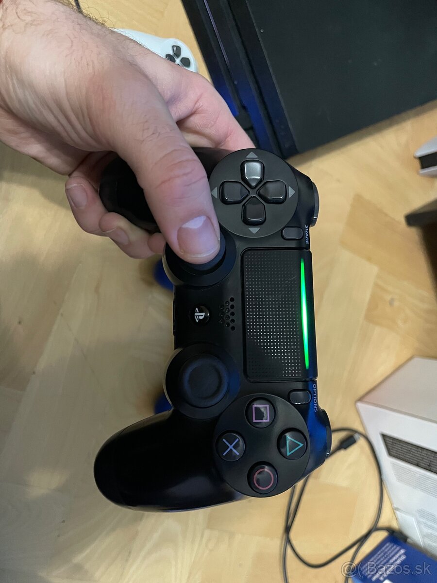 PS4 Pro 1TB + 3 DualShock ovládače + nabíjací stojan + Hry - 5