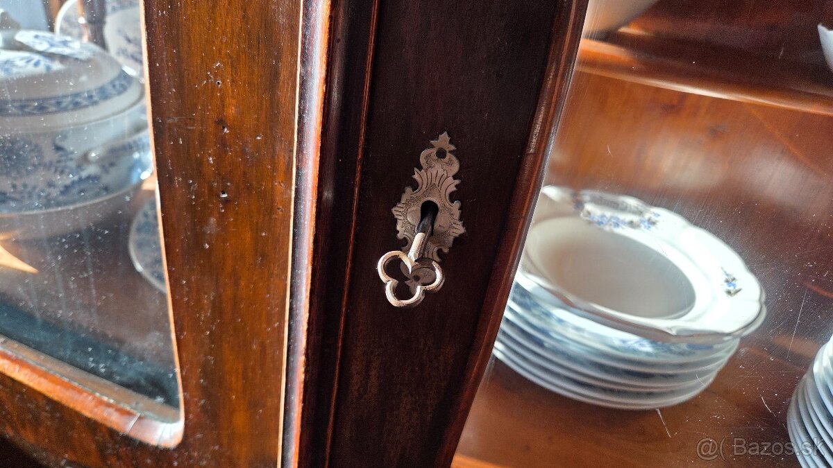 strožitná vitrína - 5