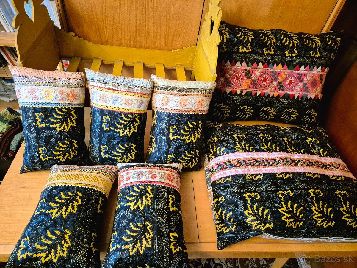 Predám veľkú postielku z vyšívanými vankúšmi - 5