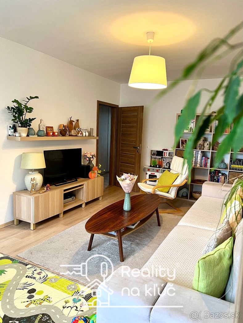 Na predaj zrekonštruovaný 3-izbový byt na Nábrežnej ul. v NZ - 5