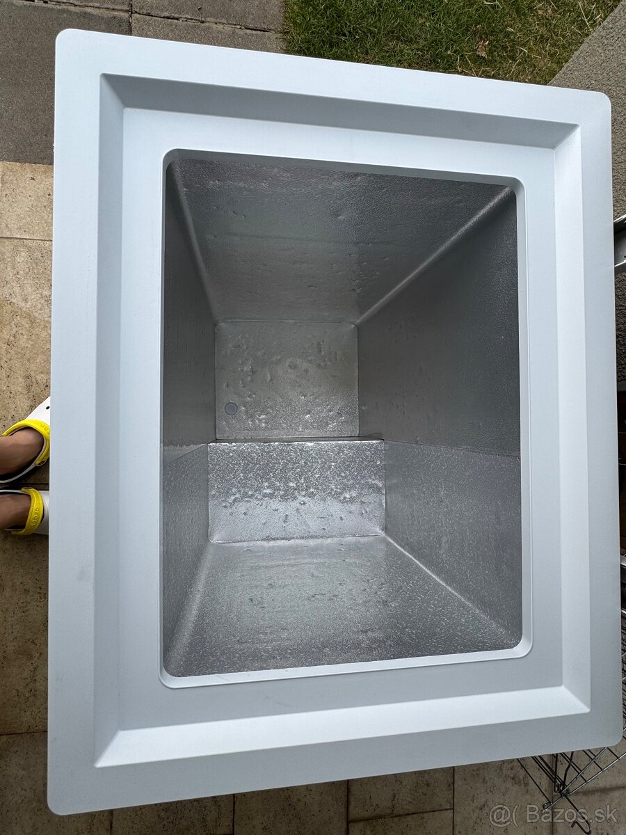 Predam mraznicku Candy CHAE 1024W 105L. - 5