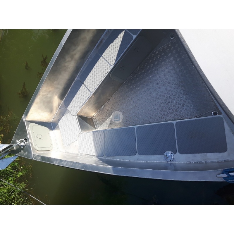 Kabínková hliníková loď - 5